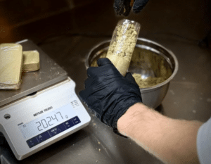Pressage artisanal du hash CBD à l'atelier La Plaquette en Suisse